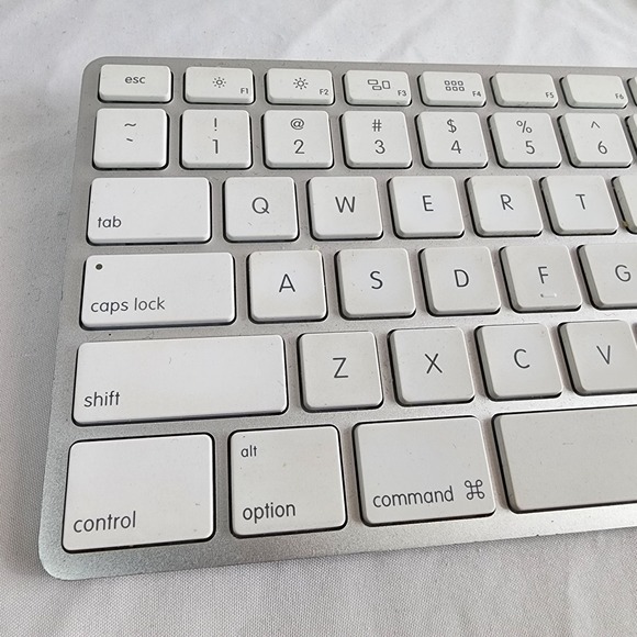 Apple A1243 MB110E/A USB Wired Keyboard - Picture 2 of 9